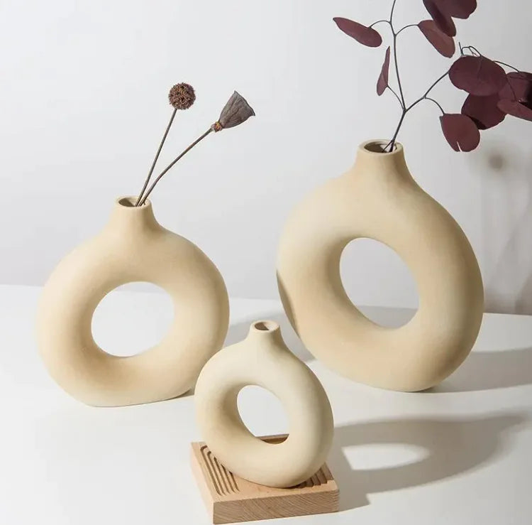 Round Porcelain Vase – Artistic Ceramic Craft for Modern and Traditional Home Décor