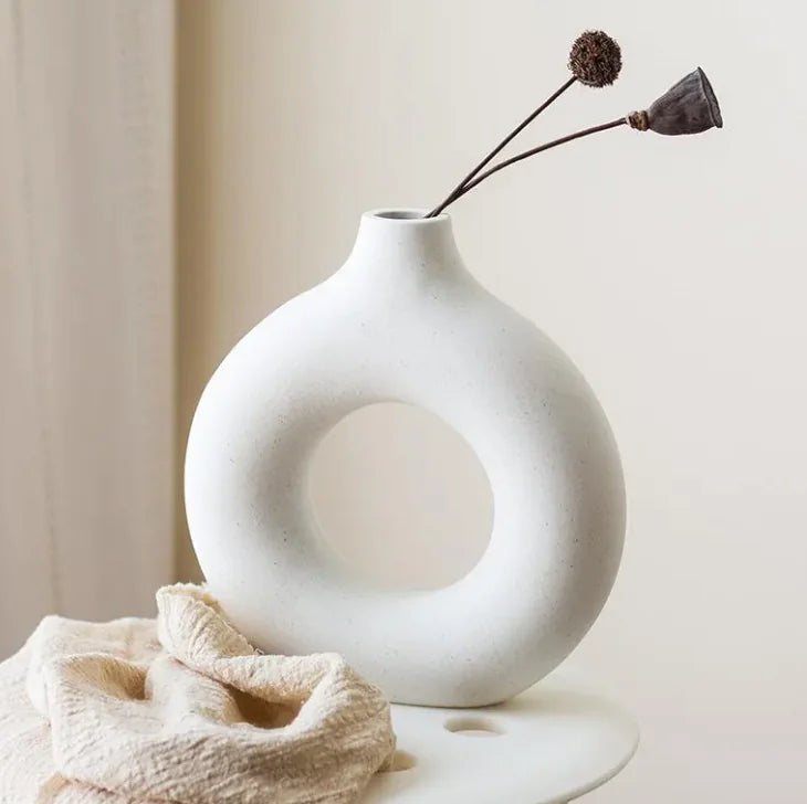 Round Porcelain Vase – Artistic Ceramic Craft for Modern and Traditional Home Décor