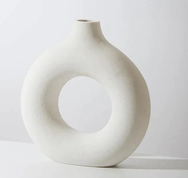 Round Porcelain Vase – Artistic Ceramic Craft for Modern and Traditional Home Décor